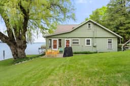 Willow Tree Cottage: Waterfront on Suttons Bay