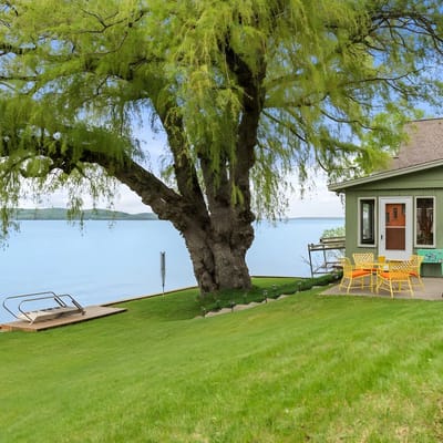 Willow Tree Cottage: Waterfront on Suttons Bay