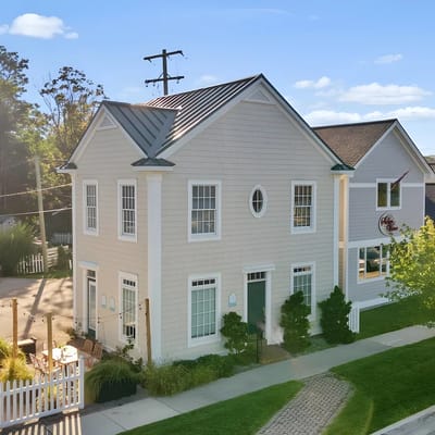 Urban Stay By The Bay: Downtown Pet-Friendly Home