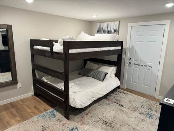Large Apt | Downtown | AC | Beach | Shops | Walk |