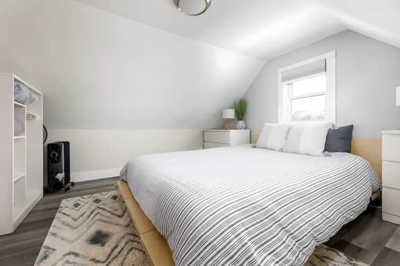 Modern Mid-Century | Downtown | AC | Walkable |
