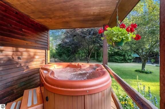 Majestic Maples Escapes | Hot Tub | Firepit | Deck | Large Yar