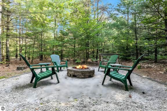 Majestic Maples Escapes | Hot Tub | Firepit | Deck | Large Yar