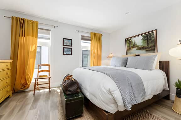 Loft on Gillis | AC | Downtown | Beach | Rooftop