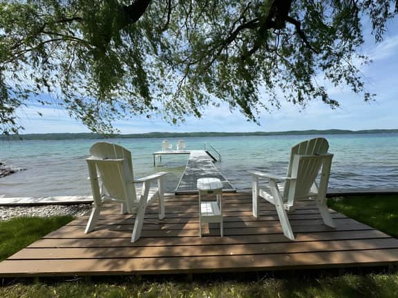 Willow Tree Cottage: Waterfront on Suttons Bay