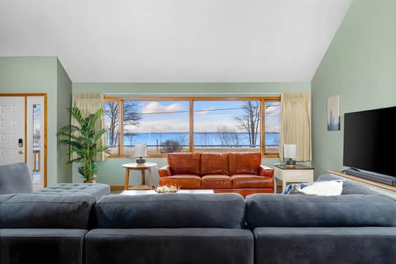 The M22 House - Panoramic Views of West Bay!