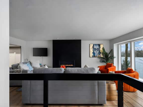 Beach House - Lakefront with a Hot Tub!