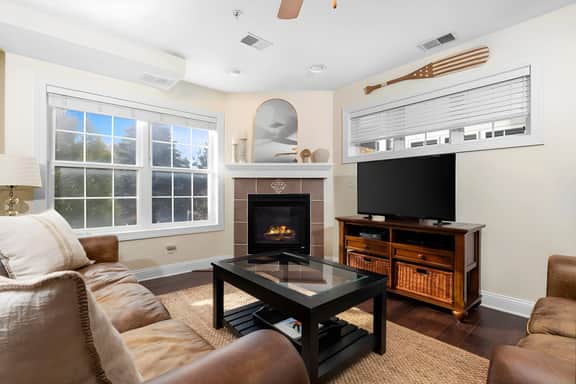 Bay Park 32: Downtown Condo!