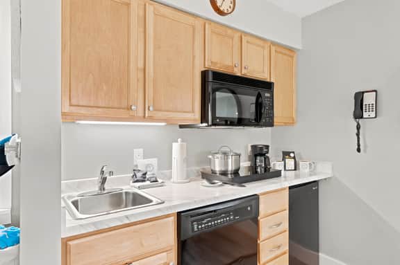 Cozy Beach Front Condo | AC | Beach | Waterfront |