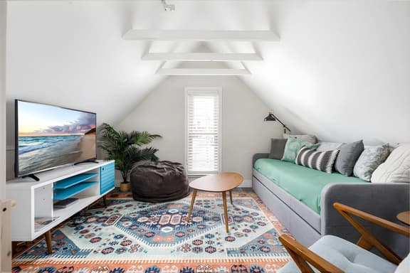 Modern Mid-Century | Downtown | AC | Walkable |