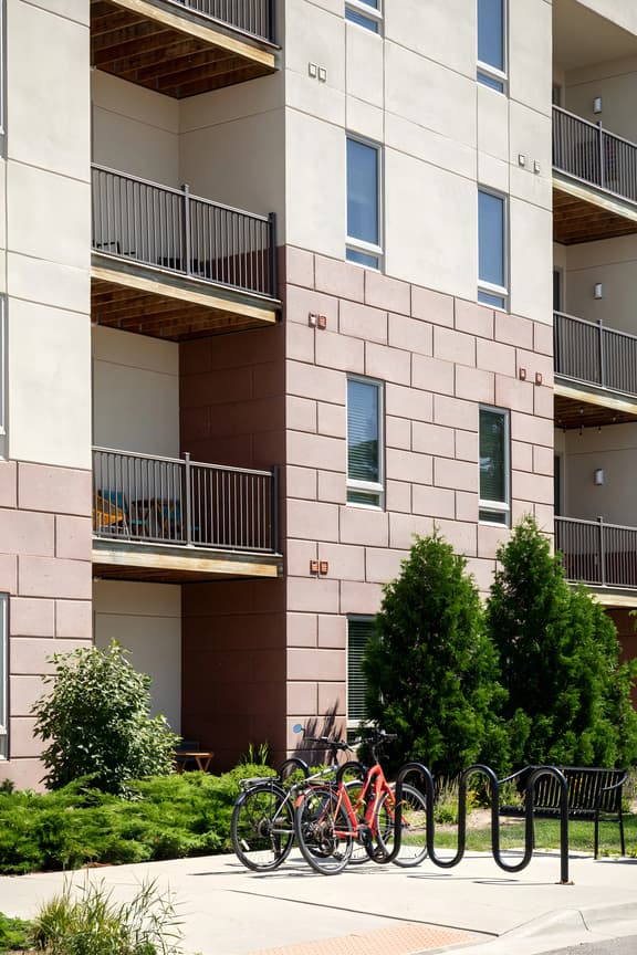 Downtown Birdseye View | AC | 85' TV | Balcony