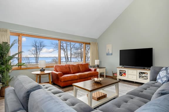The M22 House - Panoramic Views of West Bay!