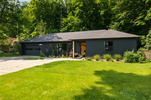 Bayside Bungalow: West Bay Views Minutes to TC